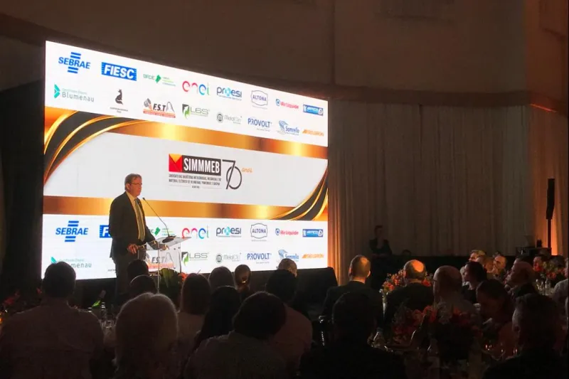 No Vale do Itajaí, FIESC visita indústrias e reúne-se com lideranças do setor