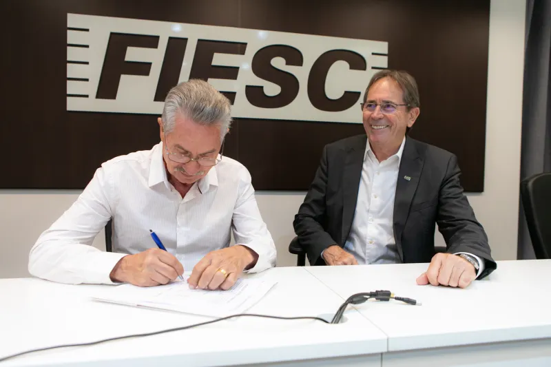 Ivo Castanheira, líder da negociação pelos trabalhadores, assina acordo que atualiza novo piso regional em 6%