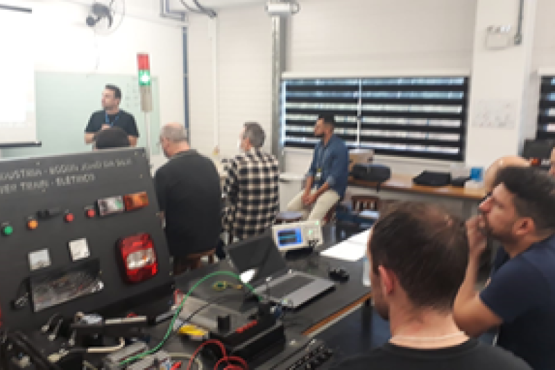 Aula de turma anterior do MBI na bancada de powertrain (foto: divulgação)