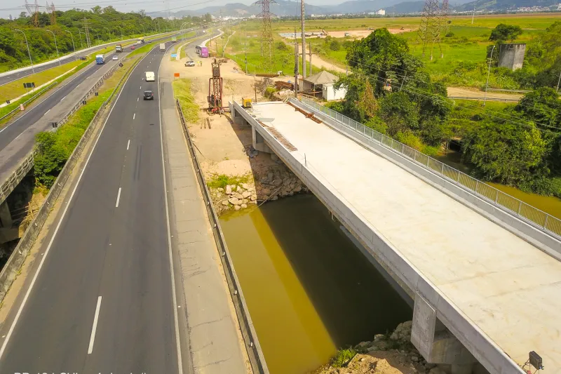 Construção de ponte em via marginal da BR 101 Sul. (Foto: Ricardo Saporiti)