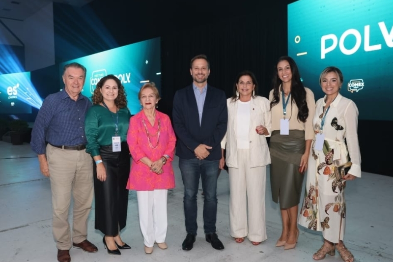 Presidente da Câmara de Comércio Exterior da FIESC e a comissão organizadora do evento com o prefeito de Joinville. (foto: C7Filmes/Divulgação ACIJ)