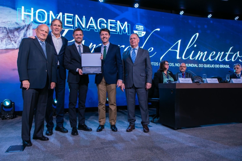 Premiada em mundial do queijo, Pomerode Alimentos recebe homenagem da FIESC