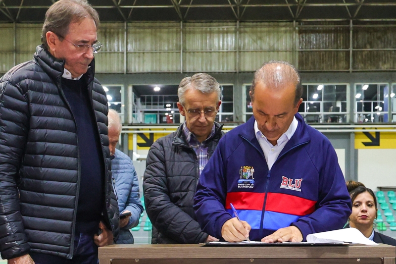 Compromisso foi firmado no próprio Centro Esportivo. Foto: Ricardo Wolffenbüttel/Secom