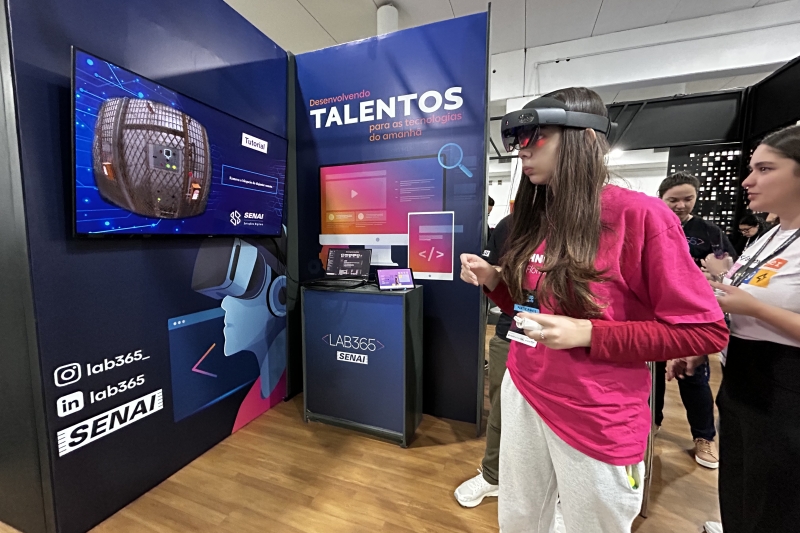 Yasmin Nicolodi, de 15 anos, testa óculos de realidade virtual utilizado nas salas de aula do SENAI. Foto: Elida Ruivo