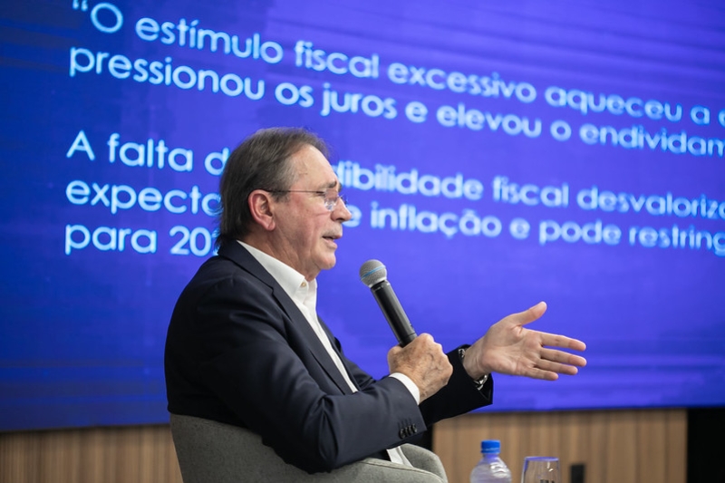 Cenário fiscal pressiona juros e afetará crescimento em 2025, diz FIESC