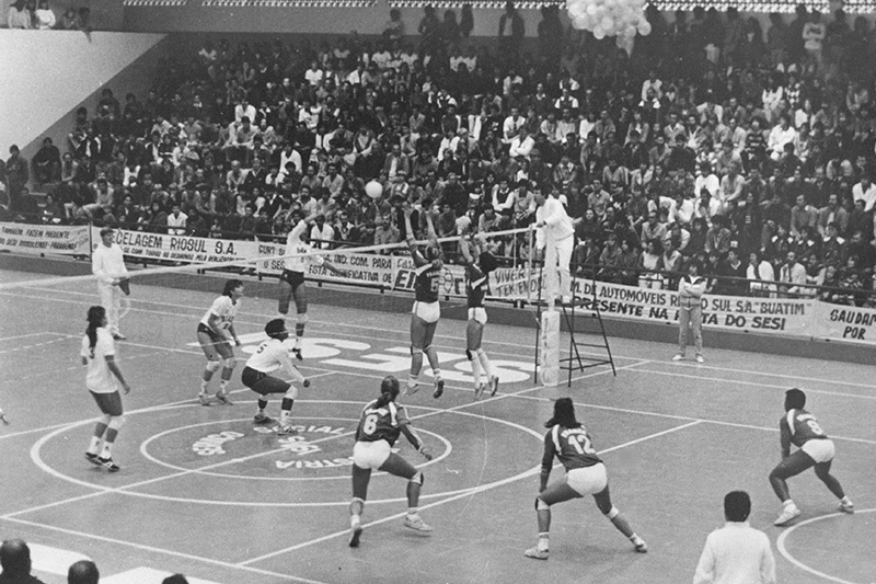 SESI e SENAI de Santa Catarina passaram a atender os trabalhadores da indústria após a fundação da FIESC, oferecendo serviços de educação profissional e básica, lazer e saúde (Foto: Acervo Cultural FIESC)