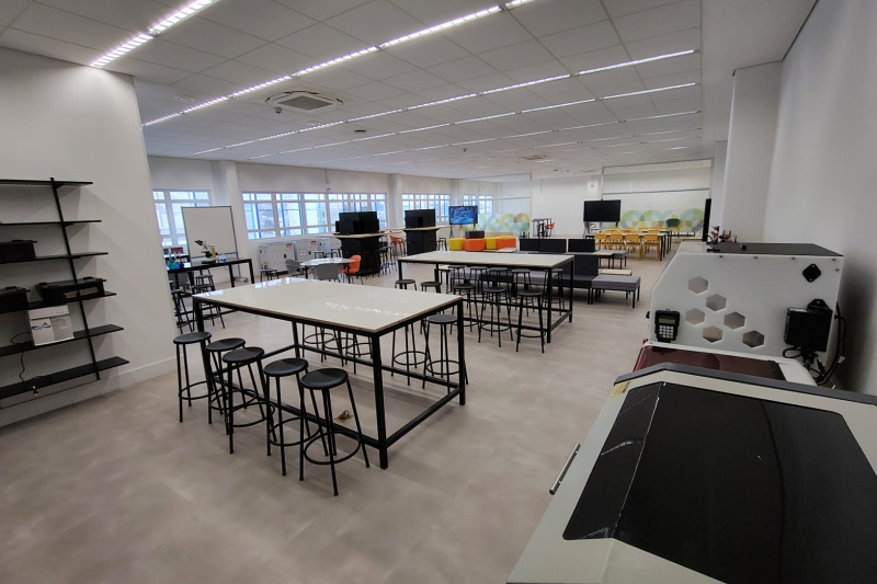 Escola tem laboratórios equipados para diversos tipos de atividades (Divulgação)