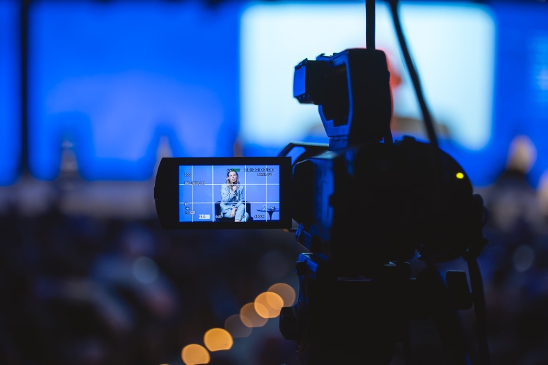 Executiva da Duas Rodas, palestrante do evento, sendo enquadrada por câmera