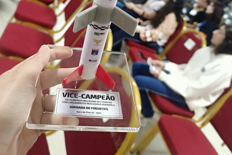 Troféu conquistado pelos estudantes de Caçador na competição