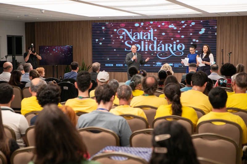 Colaboradores da FIESC doam presentes a crianças e adultos de 7 instituições sociais