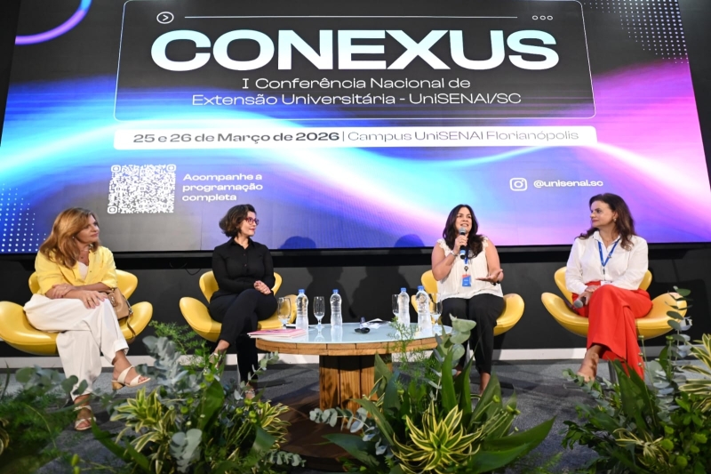 Painel com Bárbara Pérez (microfone), Silvia De Pieri (calça vermelha) e convidadas TJSC e Udesc