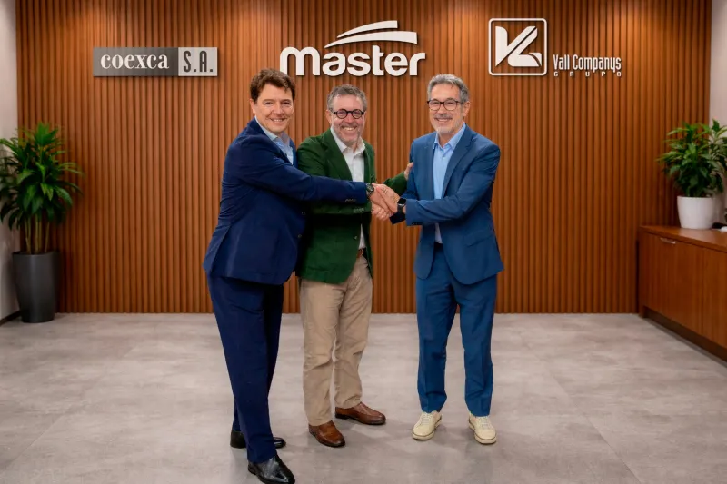 Da esquerda para a direita: Tomás Blasco, responsável internacional do Grupo Vall Companys, Guillermo García, CEO da Coexca S.A, e Mario Faccin, CEO da Master. Foto: Divulgação/Master