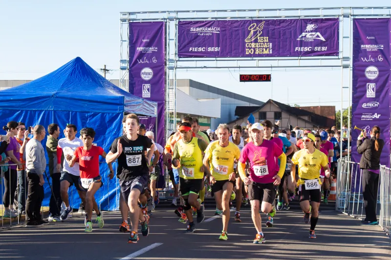 Em 2016, Corrida do Bem reuniu cerca de mil pessoas em Joinville (Foto: Thiago Braga)