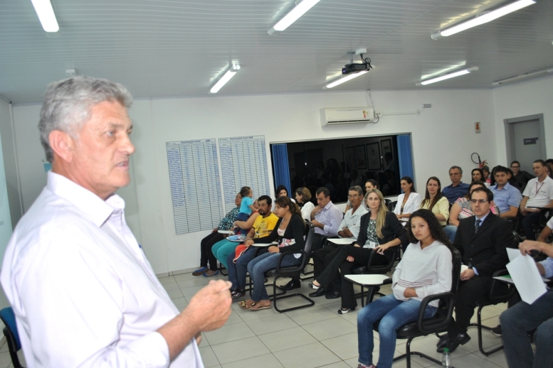 Vice-presidente da FIESC, Waldemar Schmitz, em conversa com os participantes do programa (Foto: MB Comunicação)