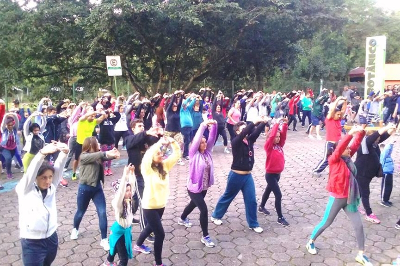 Trabalhadores, participantes do programa Medida Saudável, e familiares se preparam para caminhada (Foto: Divulgação)