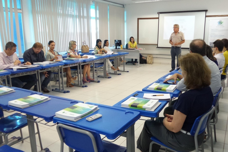 Encontro em Rio do Sul reuniu membros da Câmara Regional de Educação nesta segunda (29). Foto: Débora Cláudio