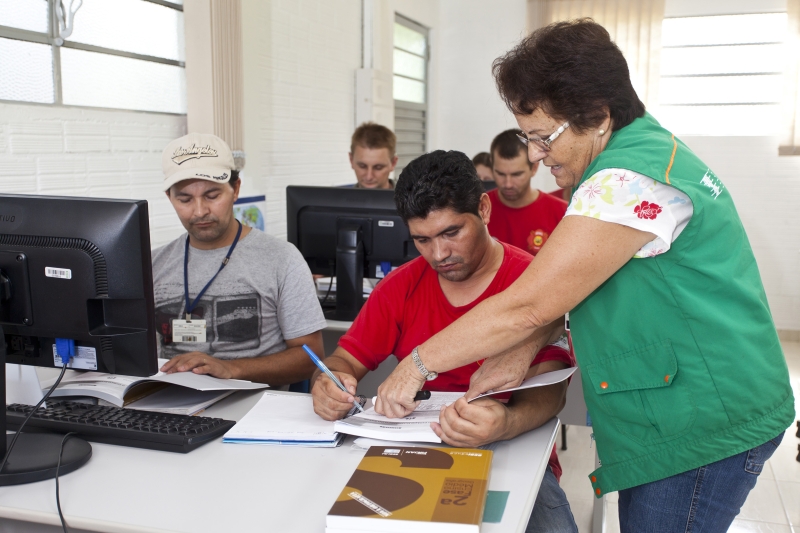 Laboratório do curso de educação básica para jovens e adultos. Foto: Marcos Campos