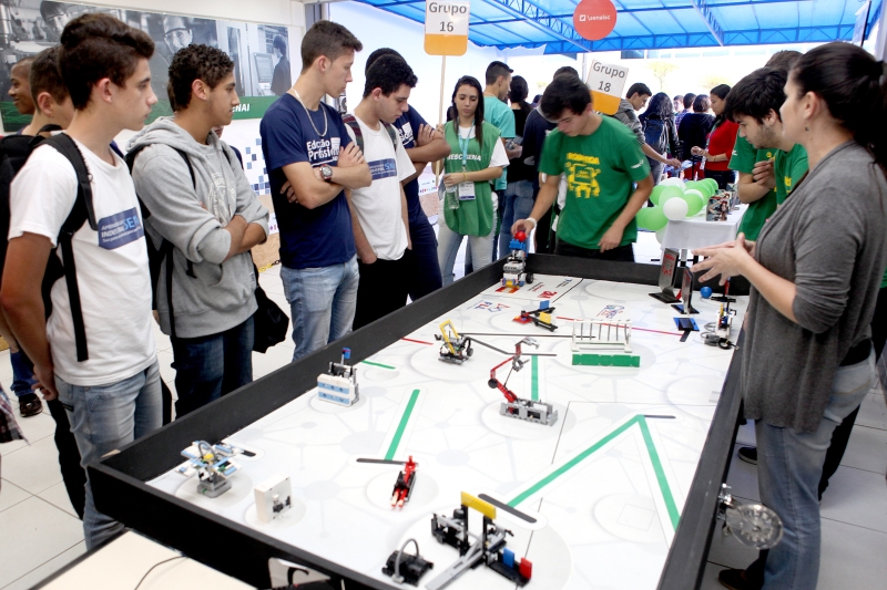 Em visita ao Mundo SENAI, estudantes e comunidade conhecem mais sobre os cursos oferecidos pela entidade (Foto: André Kopsch)