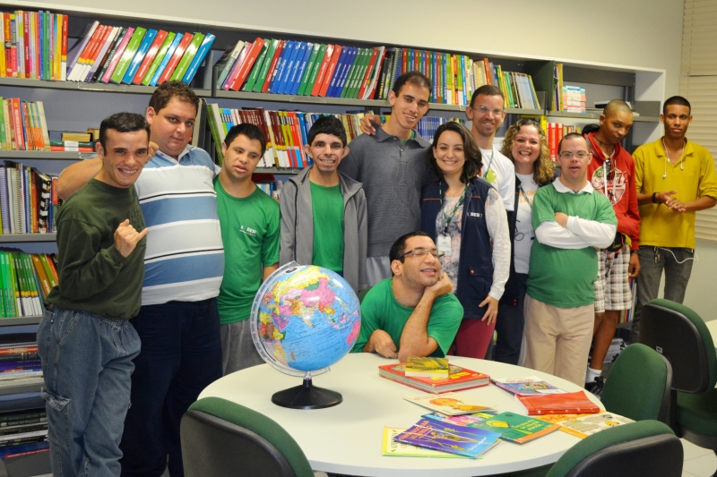 Projeto desenvolvido pelo SESI estimula leitura de alunos do programa de inclusão. Foto: Humberto Sprada