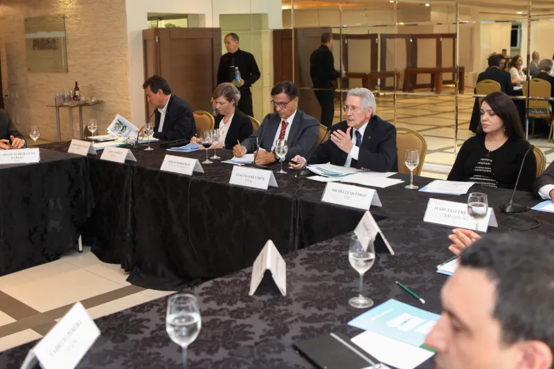 Grupo de diplomatas do Instituto Rio Branco, de Brasília, participa de encontro na FIESC (foto: Filipe Scotti)