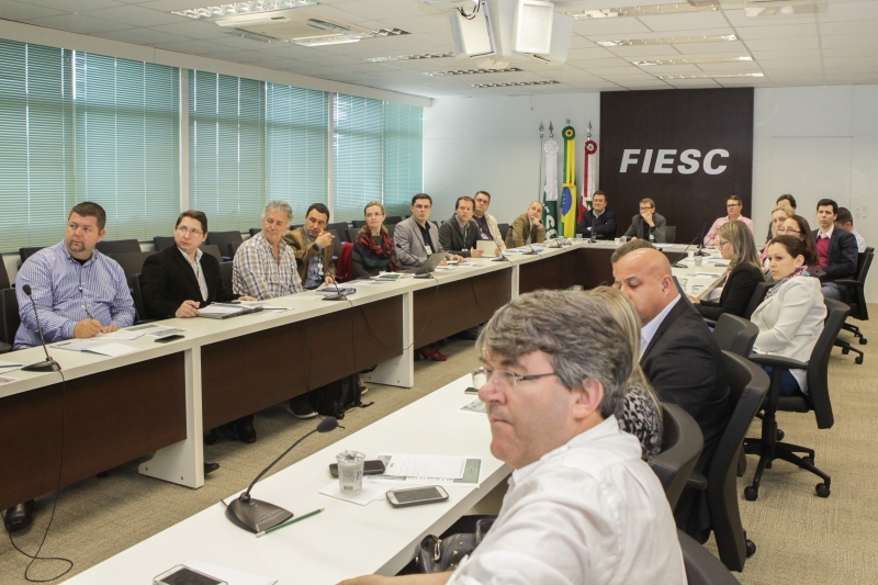 Integrantes da câmara debateram estratégias para fortalecer política industrial de saúde do Estado. Foto Heraldo Carnieri