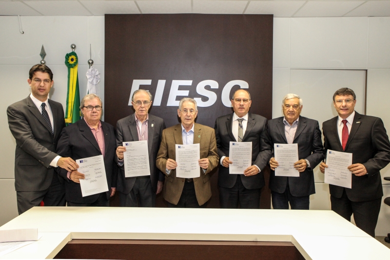 Integrantes do COFEM mostram manifesto: (esq. p/ dir) Alcides de Andrade (Fampesc), Pedro Lopes (Fetrancesc), Alaor Tissot (Facisc), Glauco José Côrte (Fiesc), Bruno Breithaupt (Fecomércio), José Zeferino Pedrozo (Faesc) e Ivan Tauffer (FCDL) (foto: Heraldo Carnieri)