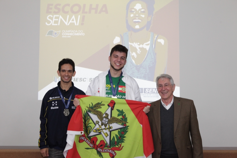 O presidente da FIESC, Glauco José Côrte (dir.), com os competidores de manutenção aeronáutica Rafael De Borba (centro) e Osiel Garcia (esq., de Goiás). Foto: Heraldo Carnieri