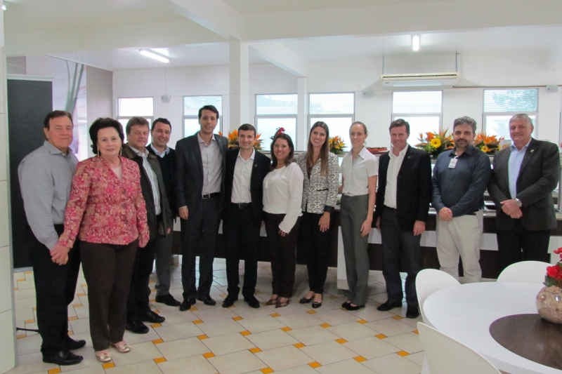 Solenidade teve a participação de diretores e colaboradores da Malhas Menegotti e do SESI/SC (Foto: Divulgação SESI)