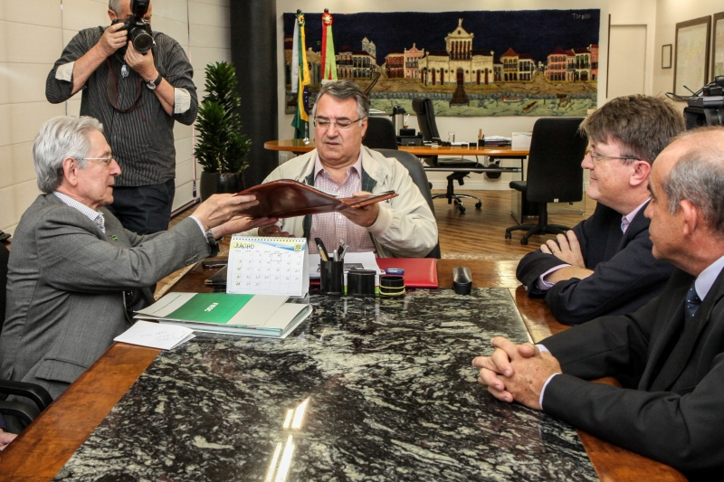 Côrte entregou a Colombo ofício que sugere o quarto domingo de abril como o Dia da Família na Escola (Foto: Heraldo Carnieri)