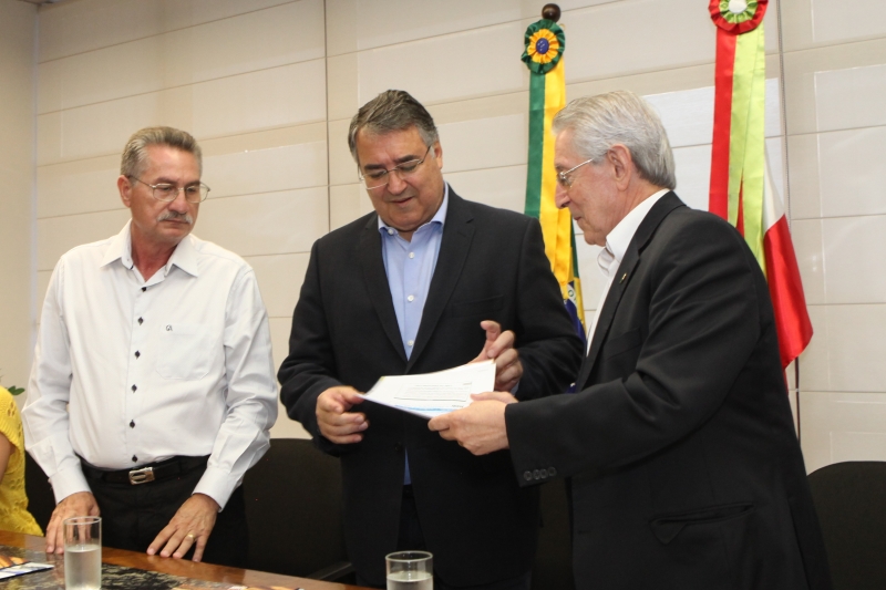 (da esquerda p/ direita) Ivo Castanheira, da Fecesc, governador Raimundo Colombo, e presidente da FIESC, Glauco José Côrte (foto: Filipe Scotti)