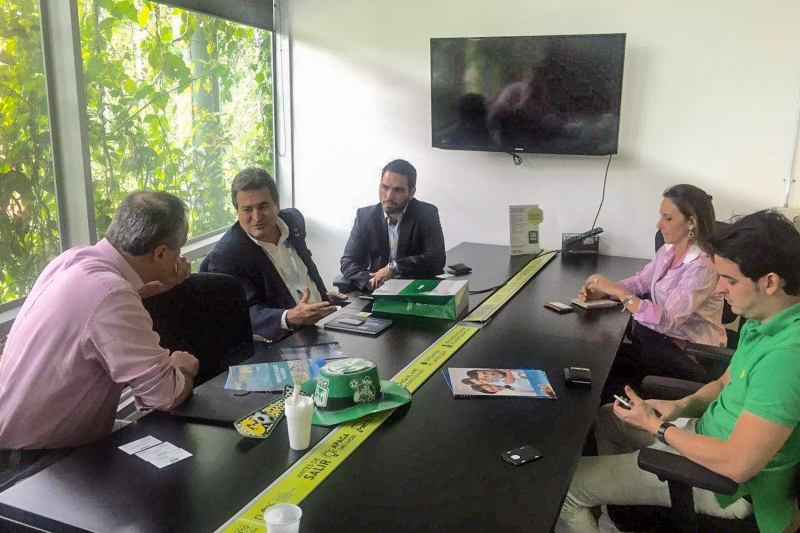 Integrantes da comitiva brasileira em reunião na Ruta N, em Medellín