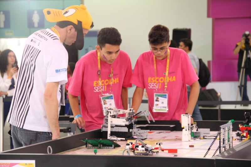 Na competição, como etapa nacional de 2016 (acima) são desenvolvidas competências técnicas (robótica, desenvolvimento de pesquisa) e socioemocionais (valores fundamentais da vida). Foto: Ivonei Fazzioni