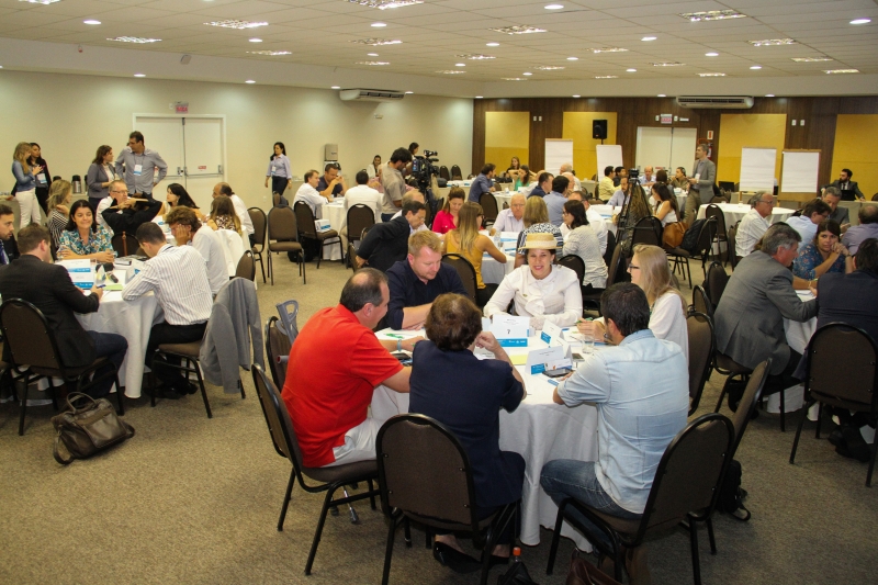 Empresários, especialistas e autoridades municipais, estaduais e federais debatem os rumos do turismo (foto: Filipe Scotti)