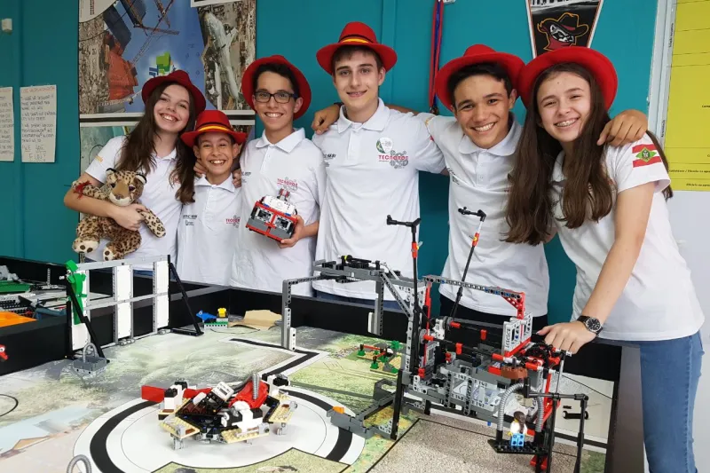 Estudantes acertam os detalhes para participar do torneio na Dinamarca (Foto: Divulgação)