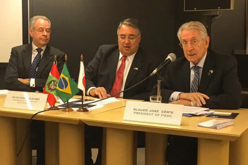Presidente da FIESC, Glauco José Côrte, governador Raimundo Colombo, e o embaixador do Brasil no Japão, André Aranha Corrêa do Lago (foto: divulgação FIESC)