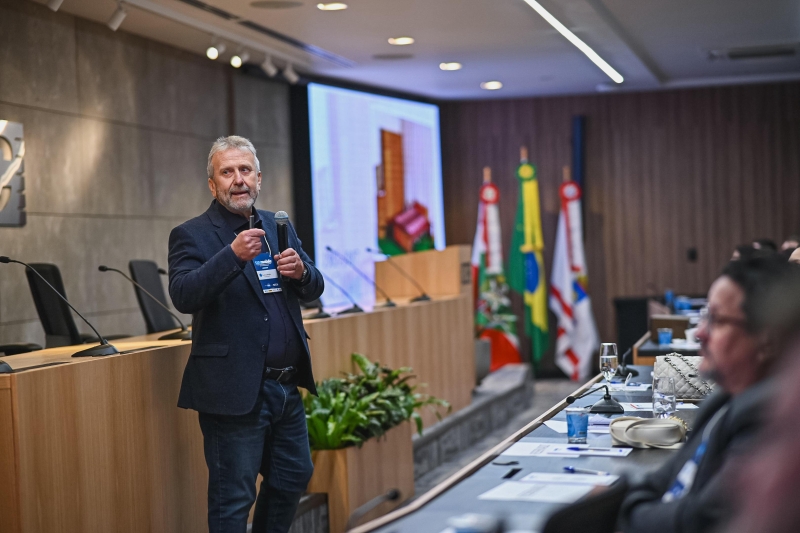 stedile no auditório da FIESC
