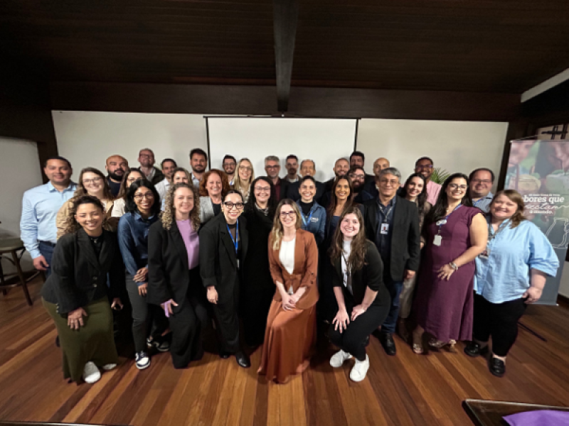 profissionais que atuaram no projeto carne cultivada em uma sala de reunião
