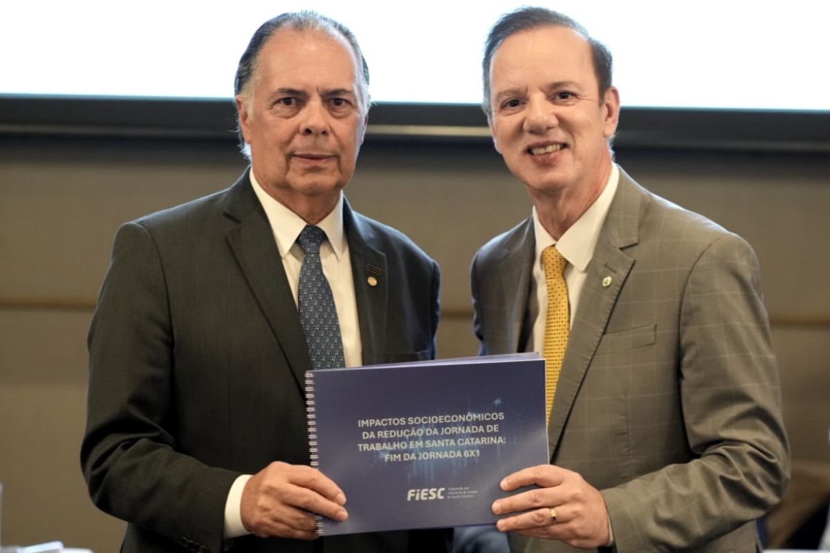 Presidente da FIESC, Gilberto Seleme, entrega estudo da entidade ao coordenador do Fórum Parlamentar, Ismael dos Santos. (foto: Alisson Aquino)